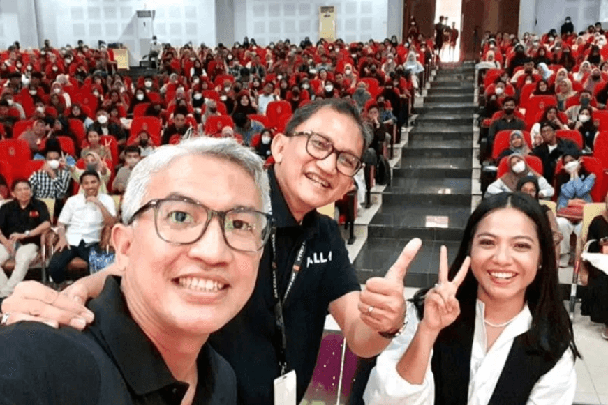 Presentasi Poso Energy di Unhas acara Kalla GoesTo Campus